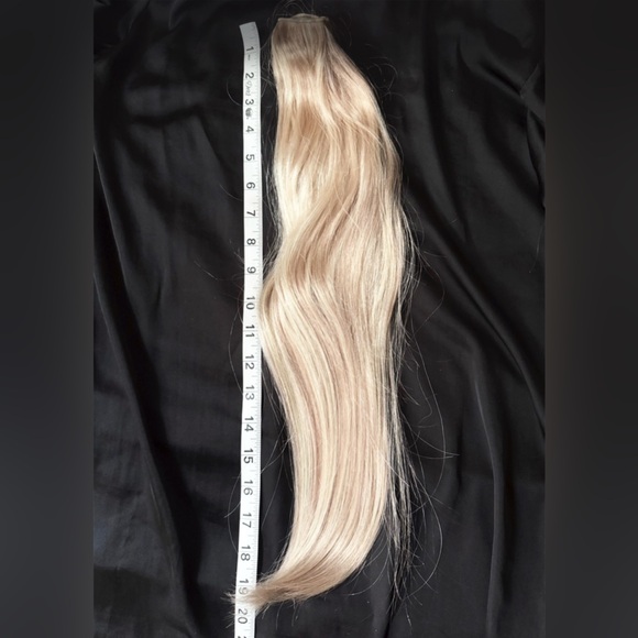 20” ashy blond covet and mane weft - Picture 2 of 2